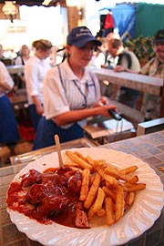 Currywurst mit Pommes (Foto: Martin Schmitz)